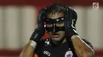 Penjaga gawang Persija, Andritany merapikan pelindung wajah saat melawan Persebaya di Lapangan PTIK Jakarta, Selasa (26/6). Anditany mengalami cedera saat membela Timnas Indonesia U-23 melawan Uzbekistan, 3 Maret lalu. (Liputan6.com/Helmi Fithriansyah)