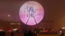 Sebuah bianglala dihiasi lampu karya seniman Nathanaelle Picot saat persiapan Festival of Lights (Fete des Lumieres) di pusat Kota Lyon, Prancis (7/12). Perayaan ini digelar sebagai ungkapan rasa terima kasih untuk Bunda Maria. (Reuters/Emmanuel Foudrot)