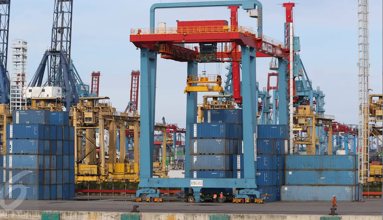 Pekerja melakukan aktivitas bongkar muat di Pelabuhan JICT, Tanjung Priok, Jakarta, Selasa (25/10). Pemerintah melalui Bea Cukai telah menerapkan kebijakan Indonesia Single Risk Management (ISRM). (Liputan6.com/Immaniel Antonius)