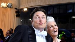 CEO dan chief engineer SpaceX Elon Musk (kiri) bersama ibunya supermodel Maye Musk menghadiri acara Met Gala 2022 di Metropolitan Museum of Art, New York, Amerika Serikat, 2 Mei 2022. Tema Met Gala 2022 adalah "In America: An Anthology of Fashion". (ANGELA WEISS/AFP)