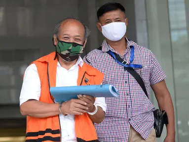 Mantan anggota DPRD Kota Bandung, Kadar Slamet keluar usai menjalani pemeriksaan oleh penyidik di Gedung KPK, Jakarta, Selasa (5/5/2020). Kadar diperiksa sebagai tersangka terkait dugaan korupsi pengadaan tanah untuk RTH di lingkungan Pemkot Bandung Tahun 2012-2013. (merdeka.com/Dwi Narwoko)