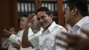 Balon Gubernur DKI Jakarta Sandiaga Uno memberi hormat saat acara penyerahan formulir pendaftaran Balongub DKI 2017-2022 di DPD Demokrat, Jakarta, (22/4). (Liputan6.com/Faizal fanani)