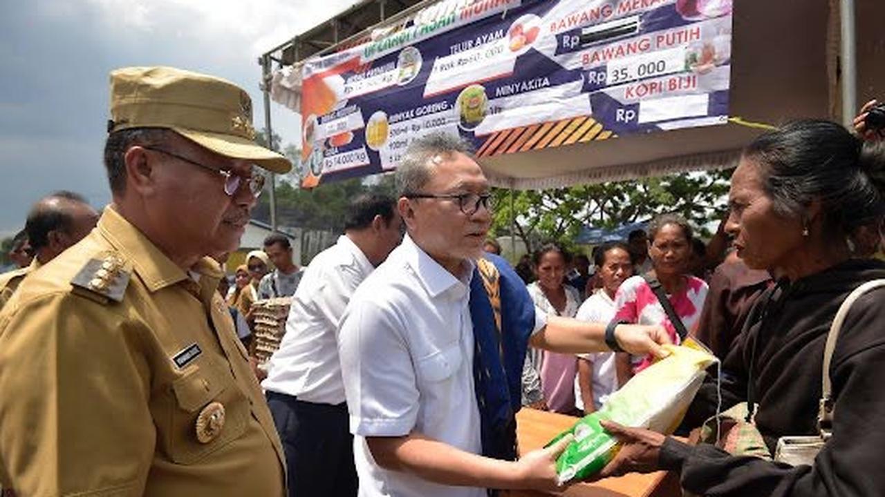 Menteri Perdagangan (Mendag) Zulkifli Hasan membagikan beras sebanyak 2 ton ke masyarakat Sumba Barat Daya dan 2 ton ke Sumba Barat.