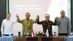Ketua Umum Partai Persatuan Indonesia Hary Tanoesoedibjo (kiri), Cawapres nomor urut 3 Mahfud MD (kedua kiri) bersama Ketua Umum Persekutuan Gereja Indonesia (PGI) Pdt Gomar Gultom (kedua kanan), Sekretaris Umum PGI, Pdt Jacklevyn Frits (kanan) berfoto saat silaturahmi dengan Ketua Persekutuan Gereja Indonesia (PGI) di Graha Oikumene, Jakarta, Selasa (19/12/2023). (Liputan6.com/Herman Zakharia)
