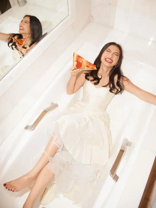 Pemotertan Raline kali ini pun sukses menjadi sorotan. Ia juga terlihat menawan dalam balutan dress bernuansa putih serta riasan makeup yang bold. (Liputan6.com/IG/ralineshah)