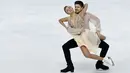 Pasangan atlet Figure Skating, Alexandra Stepanova dan Ivan Bukindari dari Rusia tampil menunjukkan gerakan selama bersaing dalam kategori ajang Grand Prix Internationaux de France di Grenoble, Prancis, Sabtu (18/11). (AFP PHOTO / JEAN-PIERRE CLATOT)