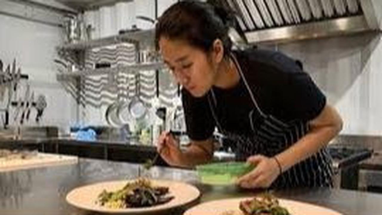 Ada juga yang salfok dengan penampilan Chef Renatta. penampilannya ramai disebut begitu cantik meski tanpa makeup.<br>
