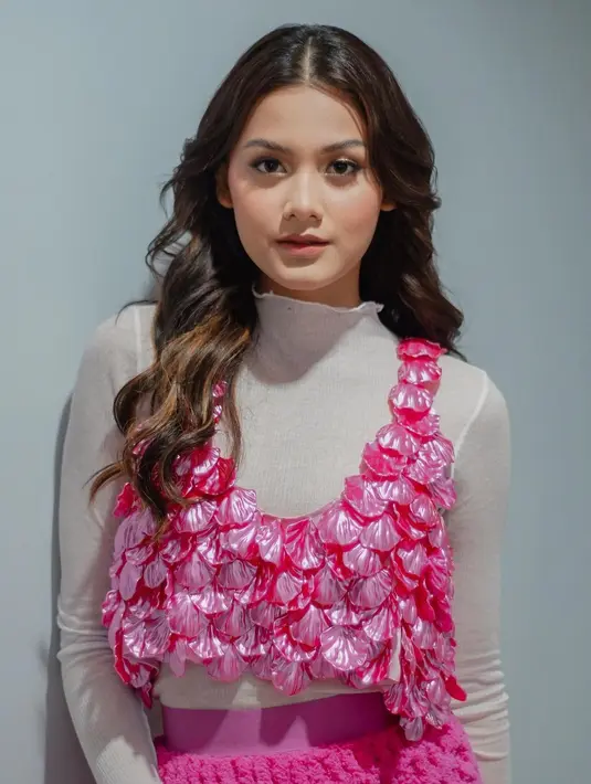 Tampil segar dengan rona pink pada tulang pipinya dengan rambut digerai natural. [@callistarum]