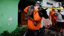 Tim SAR membawa anjing pelacak saat melakukan pencarian warga yang tertimbun longsor di Kampung Kebon Jahe, Kelurahan Kebon Kelapa, Kecamatan Bogor Tengah, Jawa Barat, Kamis (13/10/2022). Hingga jelang malam hari, Tim SAR mengalami kesulitan menemukan tiga warga yang hilang akibat lokasi longsor berada pada gang kecil sehingga pencarian dilakukan secara manual  ditambah kondisi cuaca hujan. (merdeka.com/Arie Basuki)