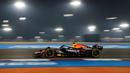 Pembalap Red Bull Racing, Max Verstappen memacu mobilnya dalam balapan Formula 1 GP Qatar 2025 di Sirkuit Lusail, Lusail, Qatar, Minggu (30/11/2025) waktu setempat. (AP Photo/Darko Bandic)