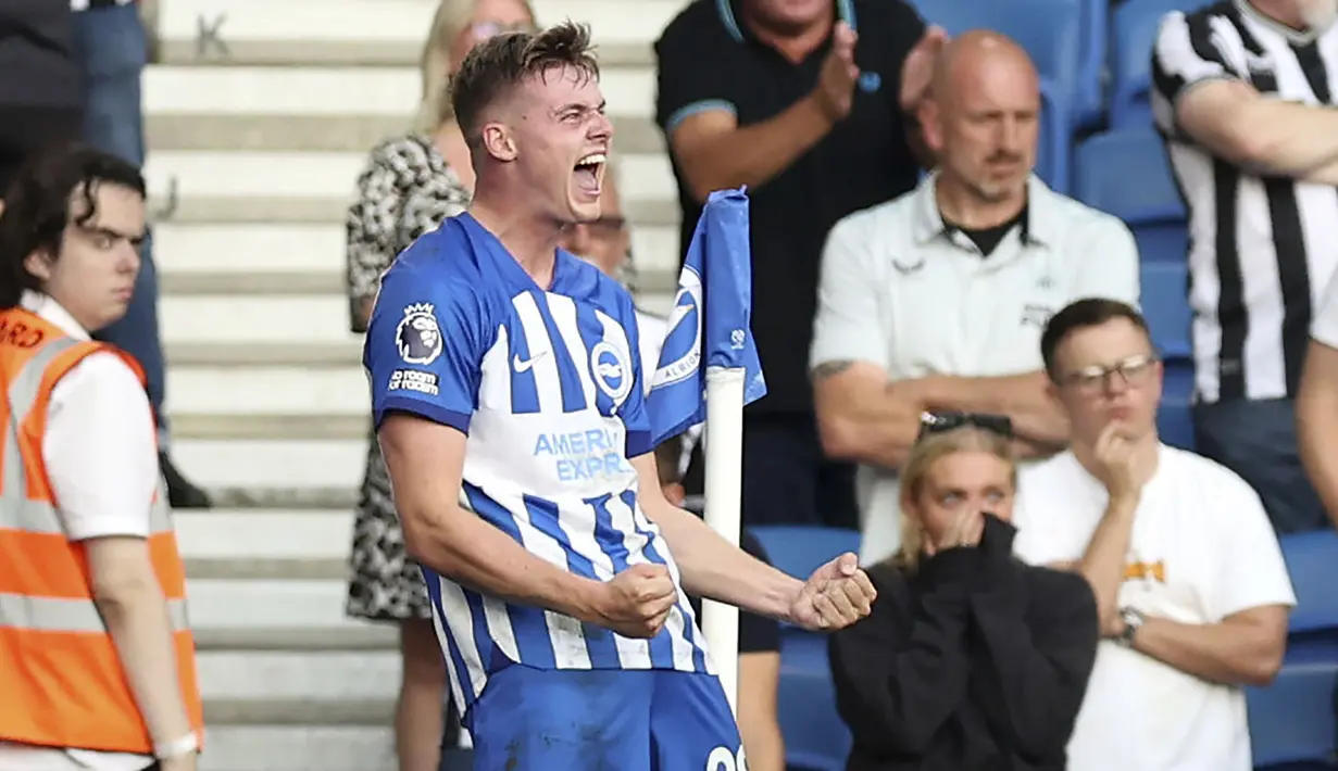 Evan Ferguson menjadi pemain terbaru dan termuda yang mampu mencetak hattrick di Premier League sekaligus satu-satunya yang masih aktif bermain. Tiga gol berhasil dicetaknya bersama Brighton and Hove Albion saat menang 3-1 atas Newcastle United pada pekan ke-4 musim 2023/2024 (2/9/2023) saat usianya masih 18 tahun. (PA via AP Photo/Steven Paston)