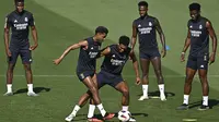 (Dari kiri) Pemain Real Madrid #41 Marvel, #11 Rodrygo, #5 Jude Bellingham, #07 Vinicius Junior dan #18 Aurelien Tchouameni menghadiri sesi latihan di kompleks pelatihan Real Madrid City di Valdebebas, pinggiran Madrid, 24 Agustus 2023. (JAVIER SORIANO / AFP)