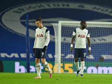 Para pemain Tottenham Hotspur kecewa usai kebobolan oleh gol gelandang Brighton and Hove Albion, Leandro Trossard dalam laga lanjutan Liga Inggris 2020/21 pekan ke-21 di American Express Community Stadium, Minggu (31/1/2021). Tottenham kalah 0-1 dari Brighton. (AFP/Glyn Kirk/Pool)