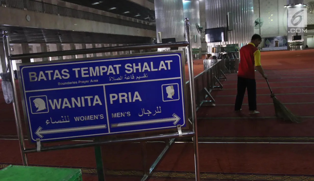 Petugas membersihkan karpet Masjid Istiqlal, Jakarta, Selasa (15/5). Kegiatan tersebut dalam rangka menyambut Bulan Suci Ramadan untuk memberikan rasa nyaman bagi jamaah saat menjalankan ibadah. (Liputan6.com/Arya Manggala)
