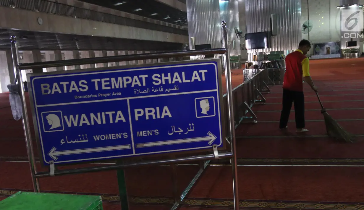 Petugas membersihkan karpet Masjid Istiqlal, Jakarta, Selasa (15/5). Kegiatan tersebut dalam rangka menyambut Bulan Suci Ramadan untuk memberikan rasa nyaman bagi jamaah saat menjalankan ibadah. (Liputan6.com/Arya Manggala)
