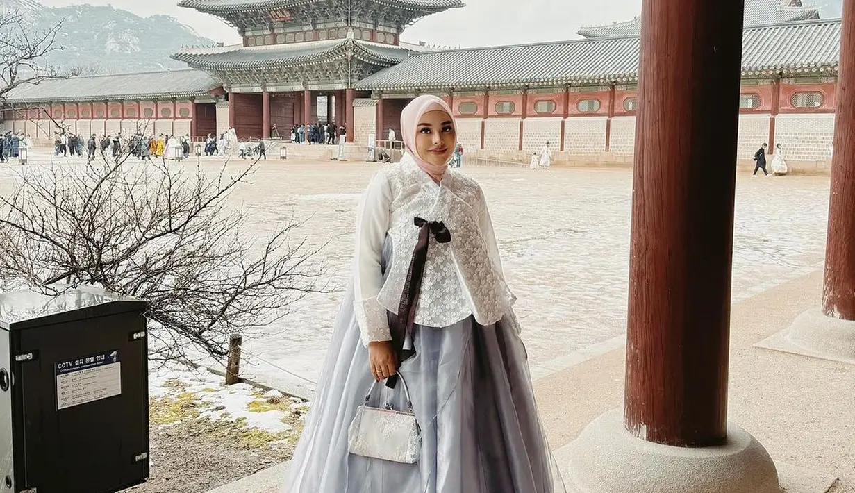 Aurel mengenakan hanbok putih abu dipadukan dengan hijab pink yang manis [@aurelhermansyah]