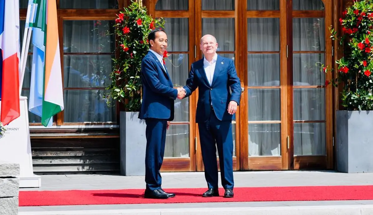 Presiden Joko Widodo atau Jokowi (kiri) disambut oleh Kanselir Jerman Olaf Scholz saat tiba di lokasi KTT G7, Schloss Elmau, Jerman, Senin (27/6/2022). KTT G7 ke-48 ini merupakan pertemuan tahunan negara G7 yang beranggotakan Amerika Serikat, Inggris, Italia, Jepang, Jerman, Kanada, dan Prancis. (Foto: Biro Pers Sekretariat Presiden)