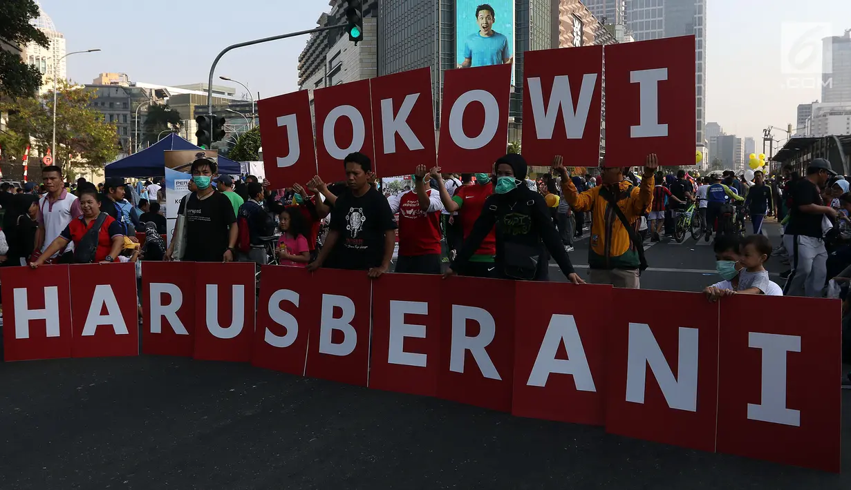 Koalisi masyarakat sipil membawa spanduk dalam menggelar aksi saat kegiatan Car Free Day di Jalan MH Thamrin, Jakarta, Minggu (1/9/2019). Mereka meminta agar Joko Widodo (Jokowi) berani mencoret calon pimpinan (Capim) KPK yang diduga bermasalah. (Liputan6.com/Johan Tallo)