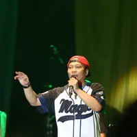 Penyanyi rap Iwa K menjadi salah satu penampil di gelaran musik 90’s Festival. Dirinya sukses mengembalikan ingatan penonton akan kejayaan musik Indonesia di tahun 90-an. (Nurwahyunan/Bintang.com)