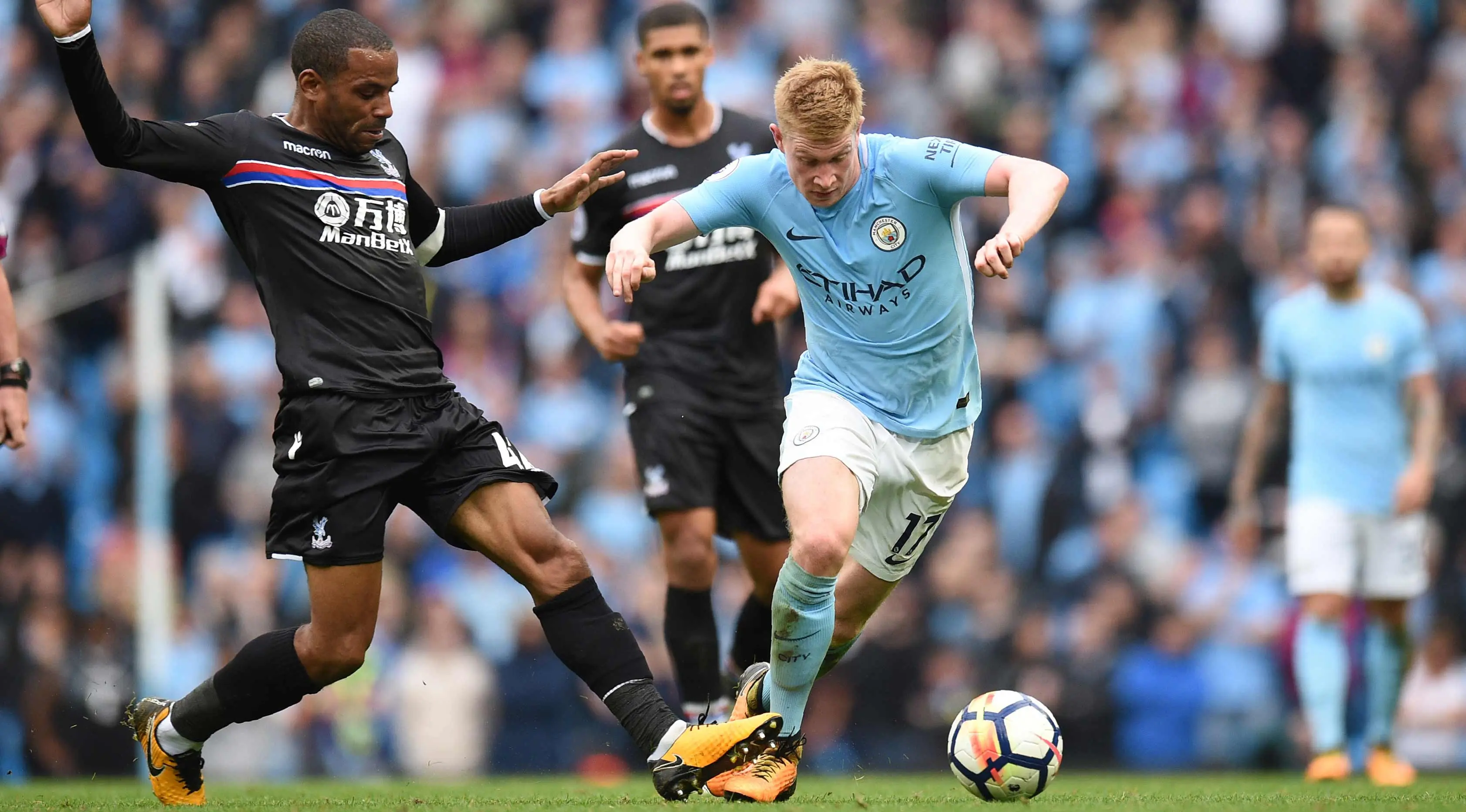 Gelandang Crystal Palace, Jason Puncheon (kiri) berusaha merebut bola dari gelandang Manchester City Kevin De Bruyne pada lanjutan Liga Primer Inggris di Stadion Etihad, Inggris, (23/9). City menang telak 5-0 atas Crystal Palace. (AFP Photo/Oli Scarff)