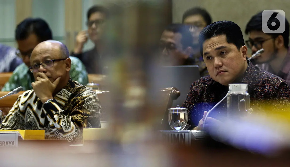 Menteri BUMN, Erick Thohir (kanan) mengikuti rapat dengar pendapat umum dengan Panitia Kerja (Panja) DPR RI untuk skandal di PT Asuransi Jiwasraya (Persero), di Kompleks Parlemen, Jakarta, Selasa (29/1/2020). Erick diundang untuk membahas penyelesaian sengkarut Jiwasraya. (Liputan6.com/Johan Tallo)
