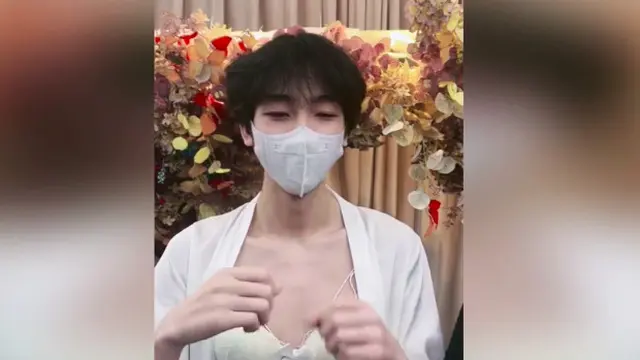 Viral Para Pria di China Jadi Model Pakaian Dalam