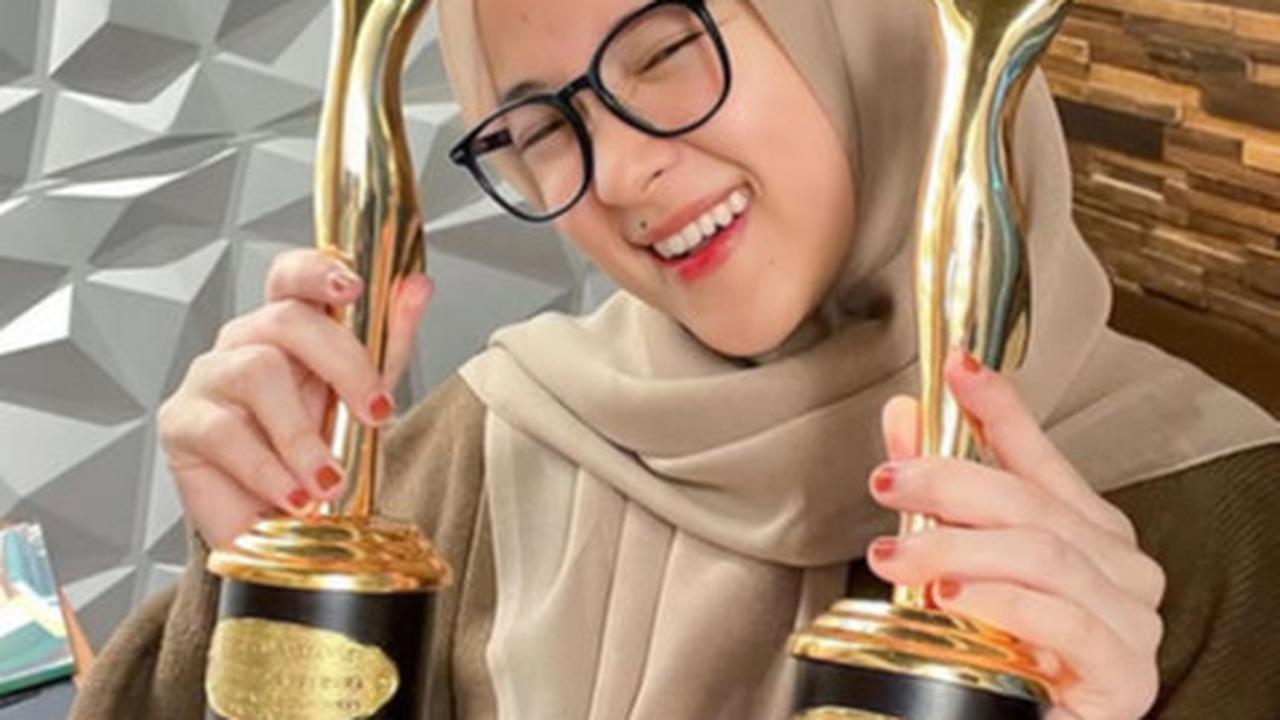 Potret Nissa Sabyan Pamer Piala Penghargaan, Netizen Salfok Soal Cincin Nikah