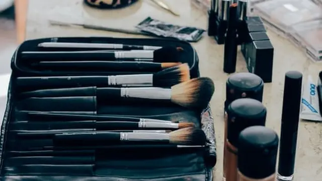 Cara Membersihkan Brush Makeup