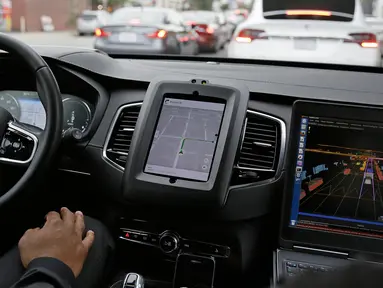 Tampilan interior dari mobil uber otonom atau tanpa sopir yang sedang melakukan test drive di San Francisco (13/3). Taksi berbasis online tanpa awak ini akan siap beroperasi di jalan-jalan California. (AP Photo/Eric Risberg)