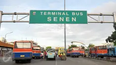   Sejumlah mikrolet menunggu penumpang di Terminal Senen, Jakarta, Selasa (25/10). Dishubtrans DKI Jakarta kaji kembali revitalisasi Terminal Senen terkait rencana mengintegrasikan dengan Pasar Senen Blok III. (Liputan6.com/Yoppy Renato)