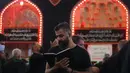Umat ​​Muslim Syiah berdoa dalam tempat suci Imam Hussein saat peringatan bulan Muharram di Karbala, Irak, Kamis (19/8/2021). Imam Hussein wafat dalam pertempuran Karbala pada abad ke-7. (AP Photo/Anmar Khalil)