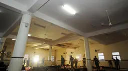 Petugas militer Arab Saudi melakukan investigasi di dalam masjid usai serangan bom bunuh diri di Abha, Kamis (6/8/2015). Menurut pemerintah setempat, serangan tersebut diduga dilakukan oleh kelompok ekstremis ISIS. (REUTERS/Saudi Press Agency/Handout)