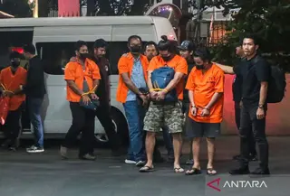 Direktorat Tindak Pidana Narkoba Bareskrim Polri membawa delapan awak kapal MV King Sun ke Jakarta untuk menjalani pemeriksaan intensif terkait kasus dugaan penyelundupan 1.298 kilogram atau hampir 1,3 ton ketamin. (Foto: Antara)