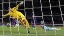 Kiper Barcelona, Marc-Andre ter Stegen, berusaha menangkap bola saat melawan Slavia Praha pada laga Liga Champions 2019 di Stadion Camp Nou, Selasa (5/11). Kedua tim bermain imbang 0-0. (AP/Emilio Morenatti)