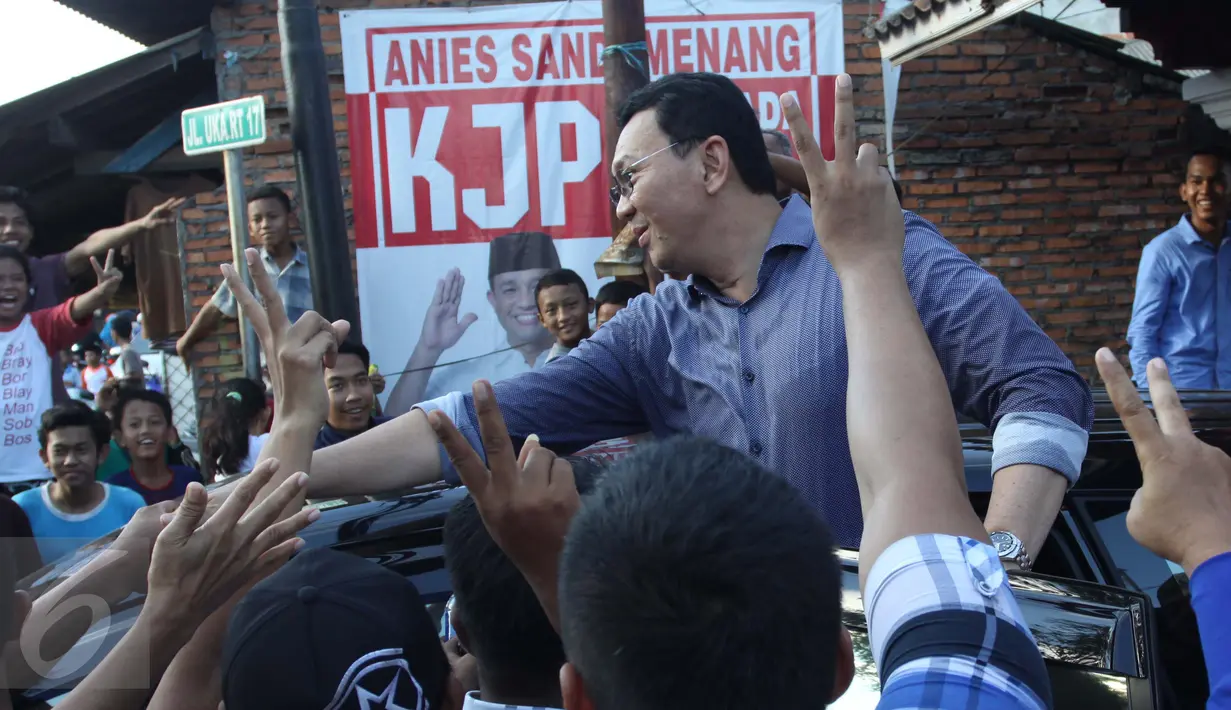 Cagub DKI Jakarta Basuki T Purnama (Ahok) bersalaman dengan warga saat kampanye blusukan di kawasan Koja, Jakarta, Jumat (24/3). Ahok mengunjungi warga lansia yang sedang sakit dan menawarkan untuk menunaikan ibadah haji. (Liputan6.com/Gempur M Surya)