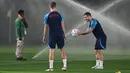Bek Kroasia Josip Juranovic (kanan) mengikuti sesi latihan di tempat latihan Al Erssal, Doha, Qatar, Rabu (30/11/2022). Saat ini Kroasia berada didekat garis finish menuju 16 besar dengan menduduki dua peringkat teratas grup F bersama Maroko. (OZAN KOSE/AFP)