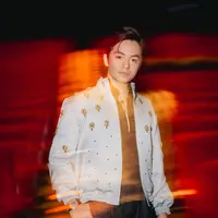 Memerankan karakter Boy, Angga Yunanda tampil dengan pesona bad boy di Gala Premiere [@angga]