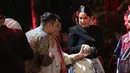 Busana ini merupakan hasil rancangan desainer Wilsen Willim, yang menggabungkan elemen modern dengan sentuhan tradisional khas Indonesia. [@annisayudhoyono].