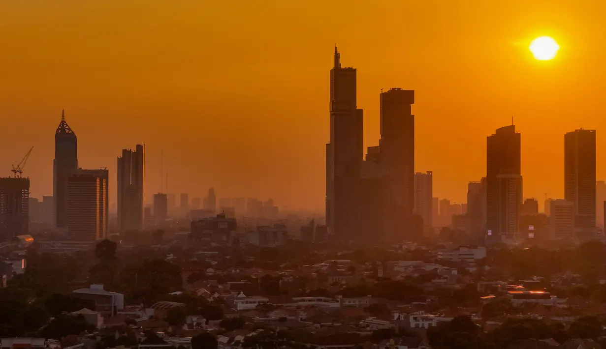 Kawasan padat penduduk dengan latar belakang gedung bertingkat saat matahari terbenam di kawasan Manggarai, Jakarta, Kamis, 16/07/ 2026. (KLY/ Arie Basuki)