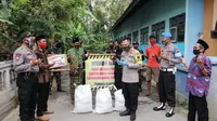 Kapolres Kebumen menyerahkan bantuan sembako untuk Ponpes Nurul Hidayah yang dikarantina atau lockdown akibat Covid-19. (Foto: Liputan6.com/Humas Polres Kebumen)