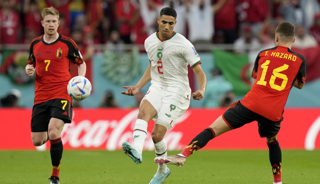 Achraf Hakimi. Bek kanan Timnas Maroko berusia 24 tahun milik PSG ini menjadi pemain Afrika dengan nilai pasar tertinggi di Piala Dunia 2022. Saat ini ia memiliki nilai pasar sebesar 65 juta euro atau setara Rp1,05 triliun. Ia telah bermain dalam dua laga di fase grup Piala Dunia 2022 dan membawa Maroko sementara menempati peringkat kedua di Grup F mengangkangi Belgia di posisi ketiga dengan mengoleksi 4 poin, hasil sekali menang dan sekali imbang. (AP/Alessandra Tarantino)