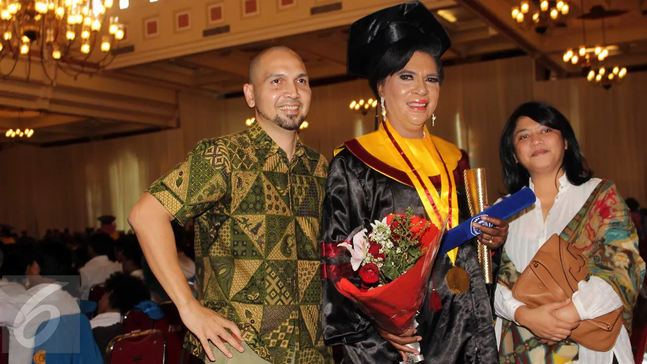 20150909-Kisah Sang Pejuang Waria Raih Gelar Master-Jakarta