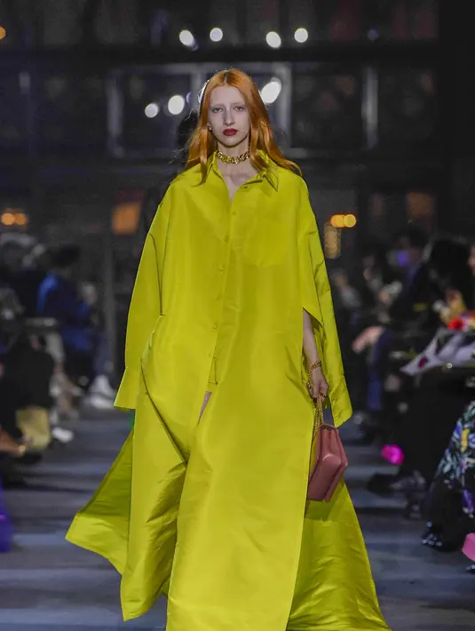 Bisa dilihat pada floaty shirt bergaya piyama sutra, oversized coat, celana bahan, dan kaftan bordir. (dok/valentino).