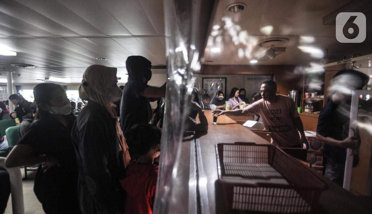 <p>Pemudik saat memesan makanan ringan di kantin kapal saat perjalanan mudik menuju Pelabuhan Bakauheni, Lampung Selatan, Sabtu (30/4/2022). Namun, fasilitas kapal laut kelas reguler masih sangat terbatas, tidak ada kamar khusus penumpang sehingga banyak pemudil memilih duduk atau tidur di deck dan lorong kapal. (merdeka.com/Iqbal S. Nugroho)</p>