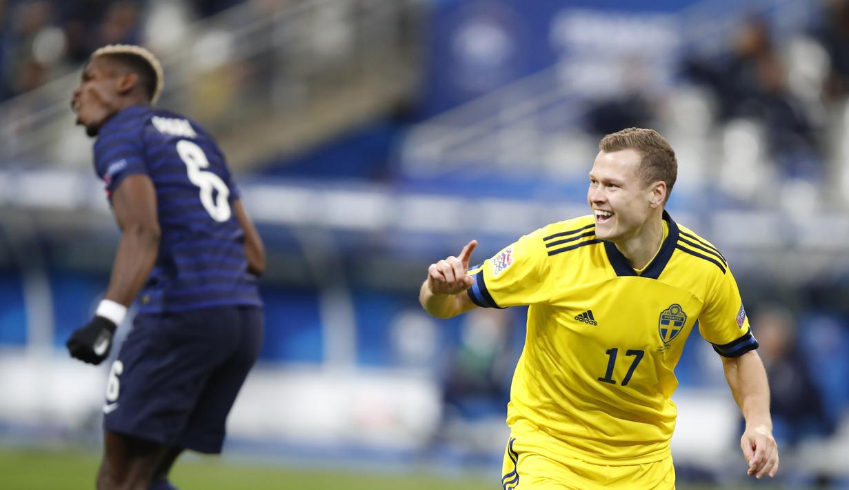 Pemain Swedia, Viktor Claesson berselebrasi usai mencetak gol ke gawang Prancis pada pertandingan UEFA Nations League di stadion Stade de France di Saint-Denis, Paris (17/11/2020). Prancis menang atas Swedia 4-2. (AP Photo/Francois Mori)