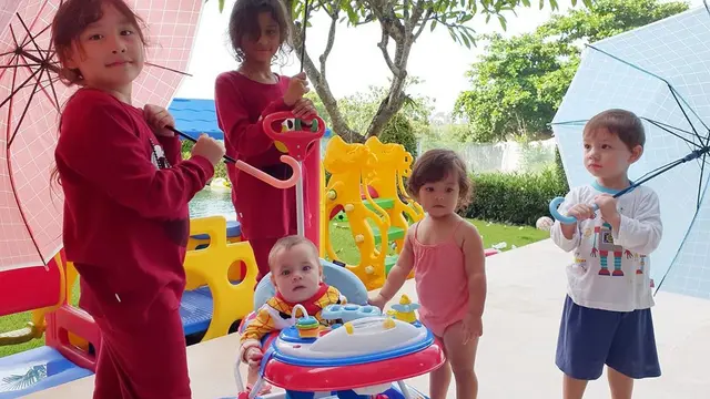 6 Potret Kedekatan Keempat Anak Stefan William, Akrab Banget