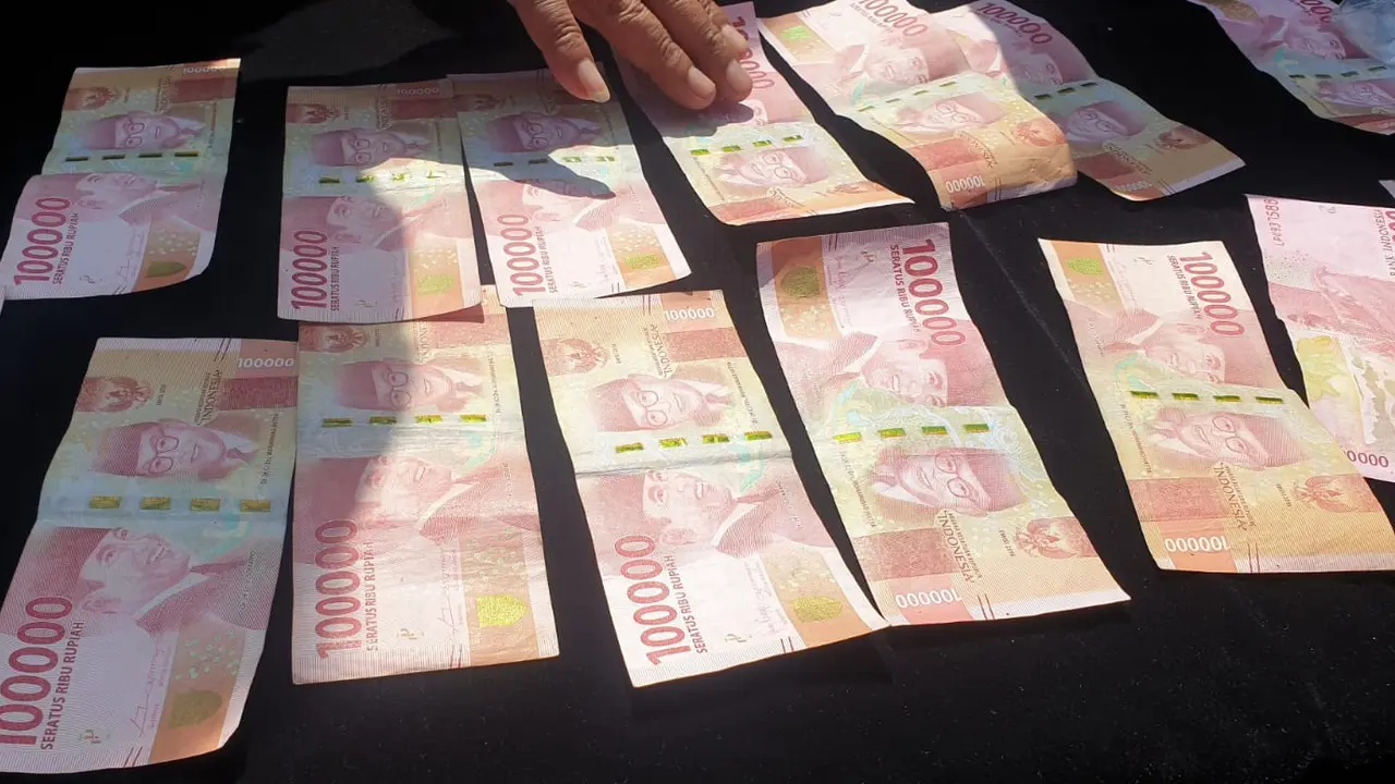 Sejumlah barang bukti berupa uang pecahan Rp 100 ribu hasil penangkapan dari tersangka HH, mucikari PSK di kawasan wisata Cipanas, Garut, Jawa Barat.