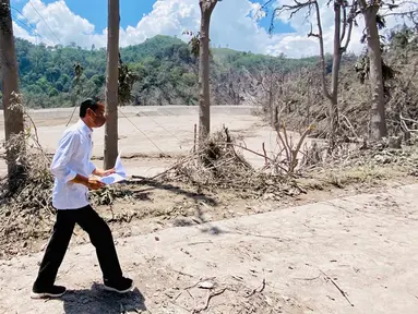 Presiden Jokowi meninjau Jembatan Besuk Koboan yang runtuh akibat erupsi Gunung Semeru pada Selasa, 7 Desember 2021 pukul 11.05 WIB. Jembatan ini berada di jalur arteri Malang-Lumajang, yang dibangun pada tahun 1998. (Foto: Laily Rachev-Biro Pers Sekretariat Presiden)