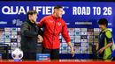 <p>Pelatih Timnas Indonesia, Shin Tae-yong (kiri) mengajak penerjemahnya Jeong Seok-seo atau Jeje untuk berfoto bersama dengan Jay Idzes saat konferensi pers menjelang laga lanjutan putaran ketiga grup C Kualifikasi Piala Dunia 2026 melawan Jepang di Stadion Utama Gelora Bung Karno (SUGBK), Senayan, Jakarta, Kamis (14/11/2024). (Bola.com/Bagaskara Lazuardi)</p>