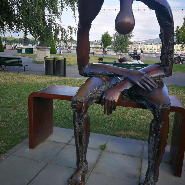 6 Potret Patung Bak Gambarkan Aktivitas Manusia Ini Unik, Muncul Beragam Imajinasi